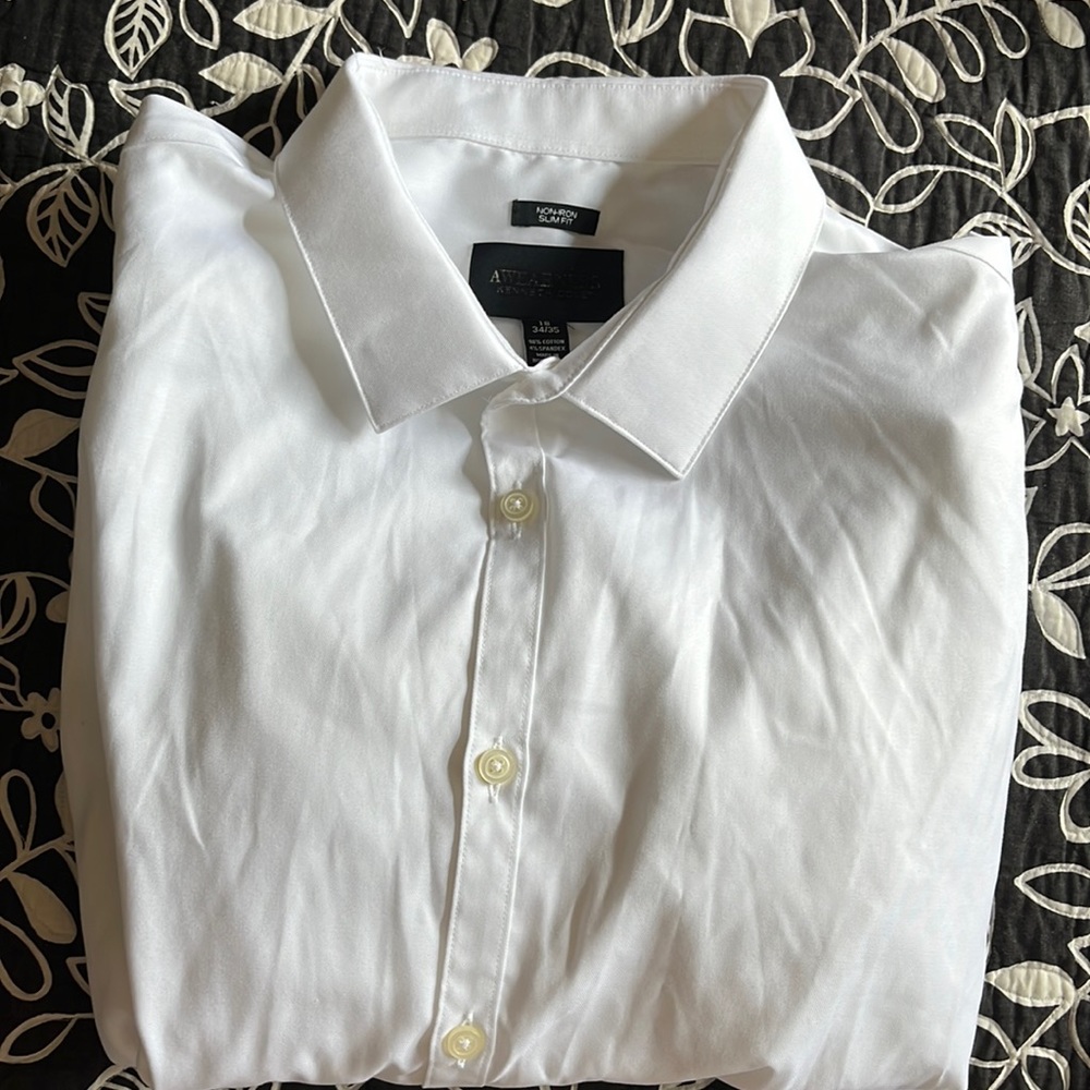 (289)NWOT Mens long sleeve white dress shirt by Kenneth Cole. Size 17-34/35